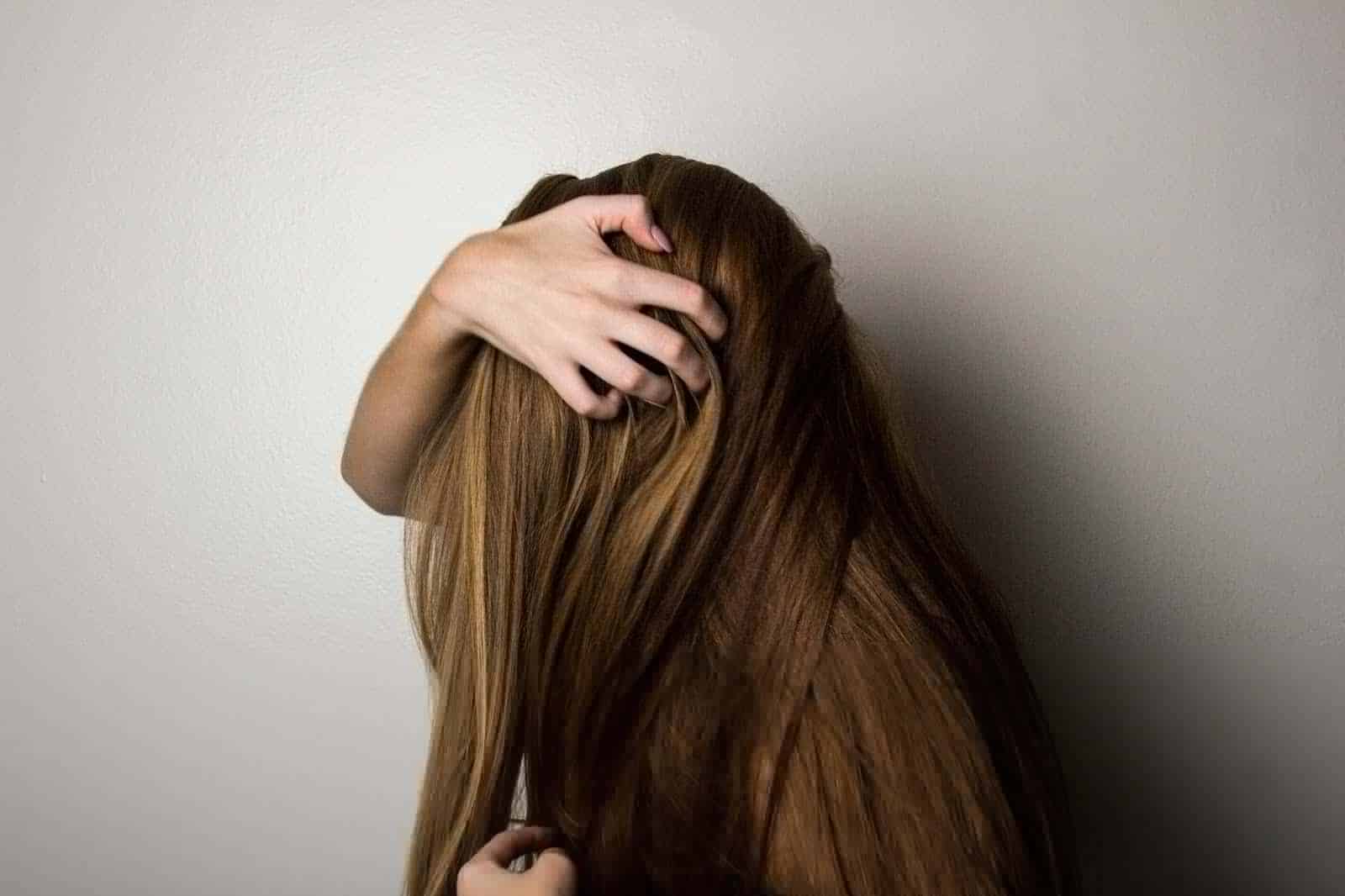 每人每天正常掉髮量約 50-100 根頭髮左右。